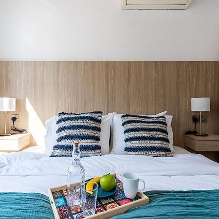 Whispering Palms 1-Br Apt By Finikoudes Beach Larnaca Buitenkant foto