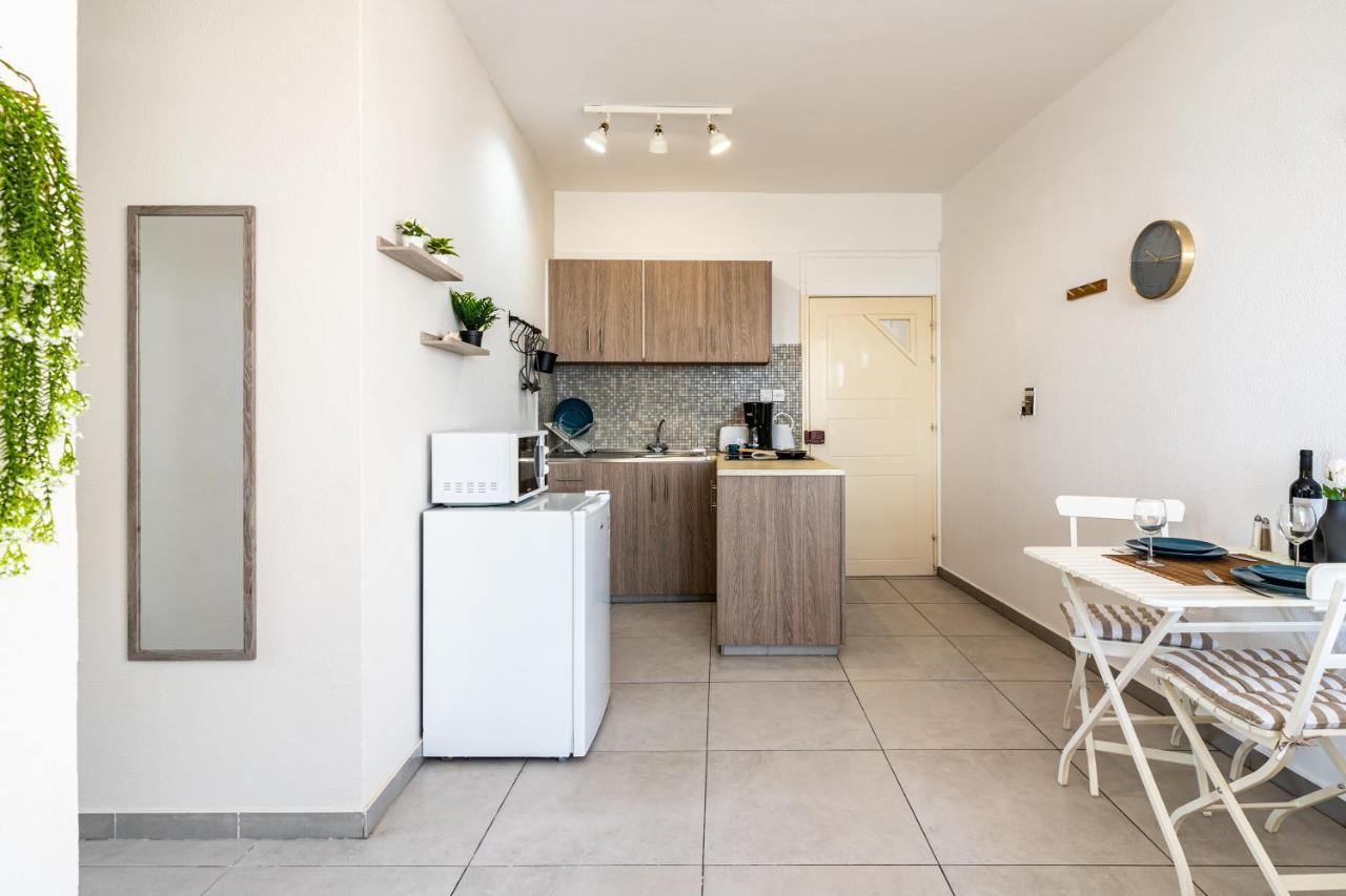 Whispering Palms 1-Br Apt By Finikoudes Beach Larnaca Buitenkant foto